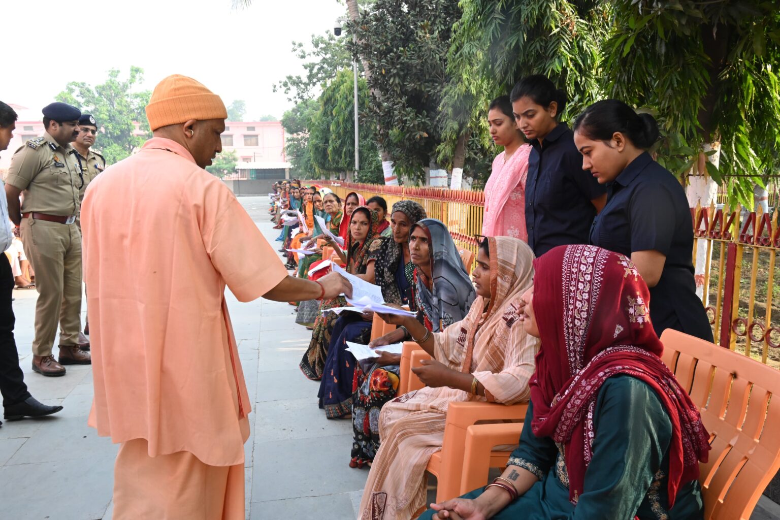 जन समस्याओं के प्रति बनें संवेदनशील, तुरंत कराएं समाधान : मुख्यमंत्री