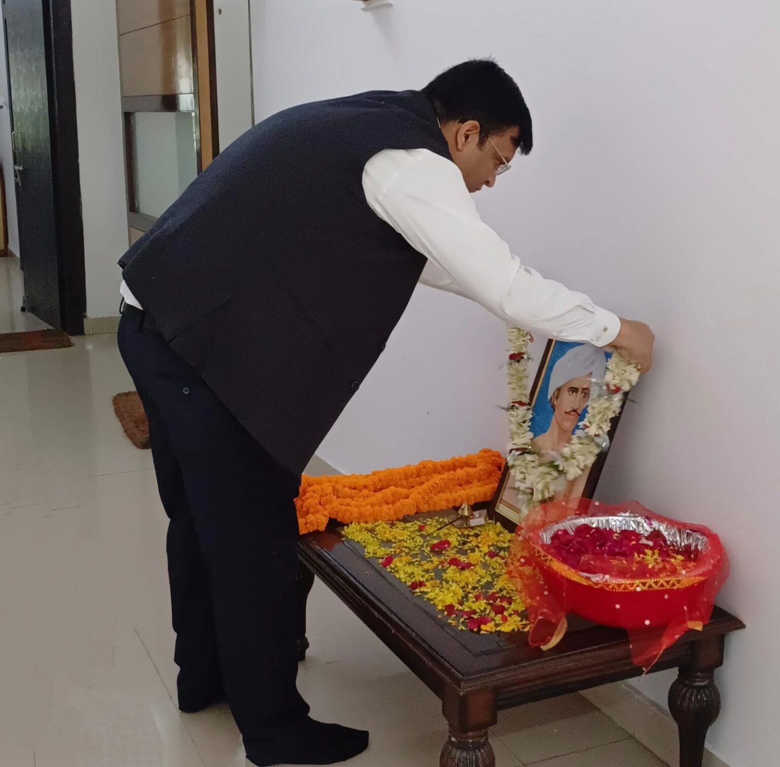 रांची के उपायुक्त वरुण रंजन ने पुष्प अर्पित कर दी श्रंद्धाजलि