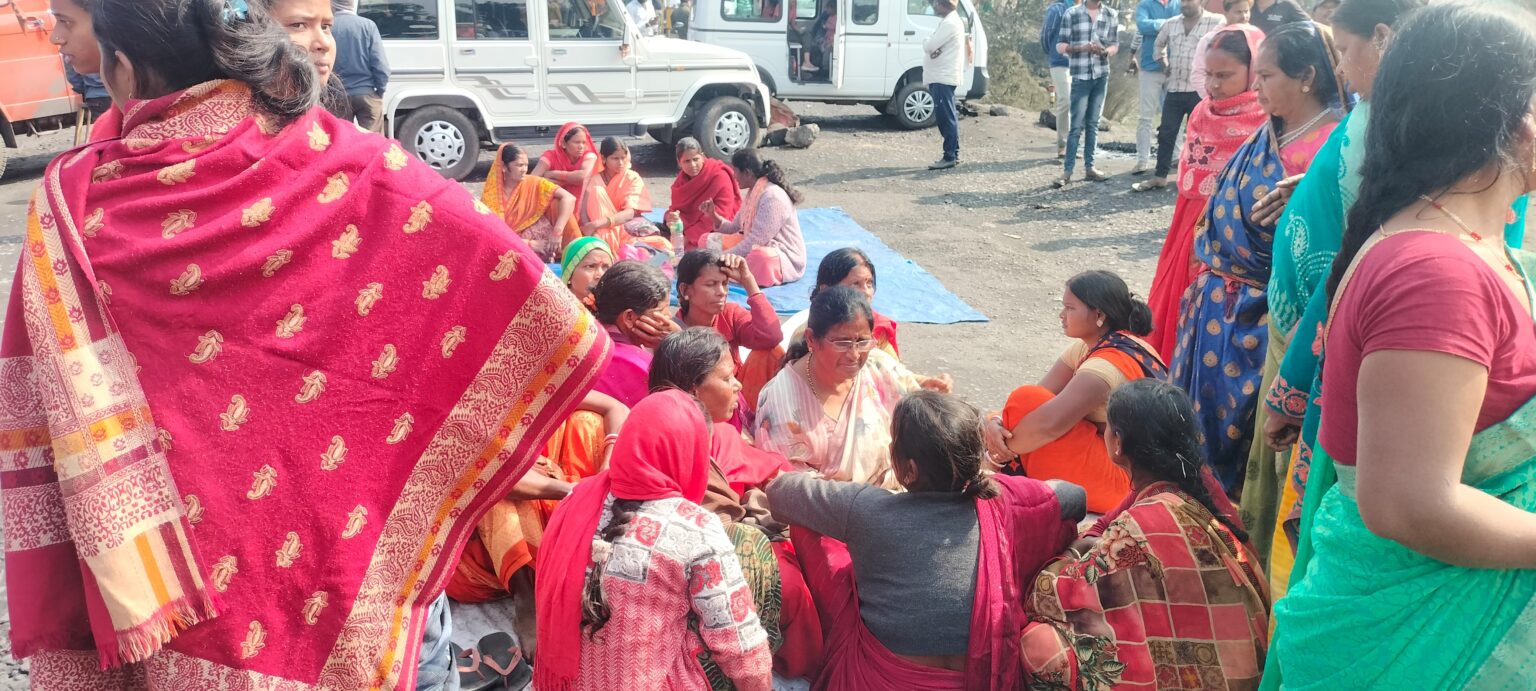 हजारीबाग में टॉइल्स लदा ट्रेलर पलटा, बाइक सवार की मौत, सड़क पर लगाया जाम