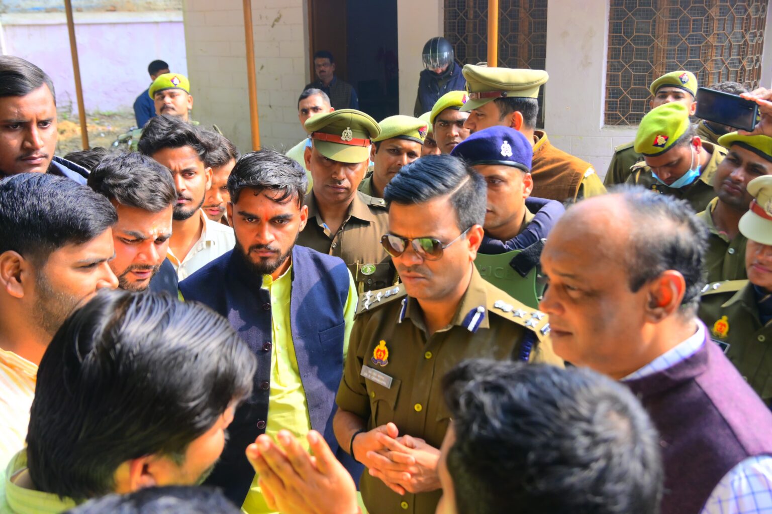 यूपी कालेज पुलिस छावनी में तब्दील,छात्रों ने मजार के पास हनुमान चालीसा पढ़ने का किया ऐलान