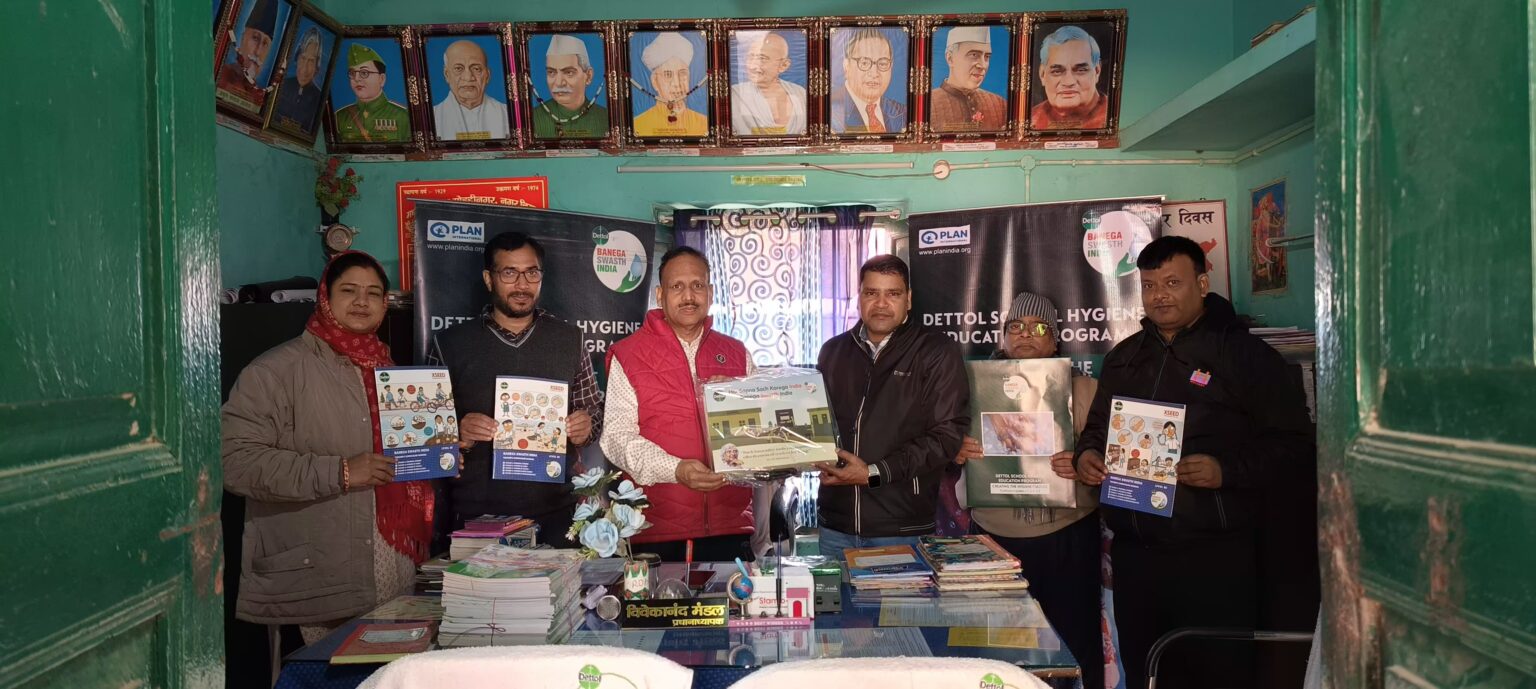 विद्यालयों में बांटे गए स्वच्छता किट