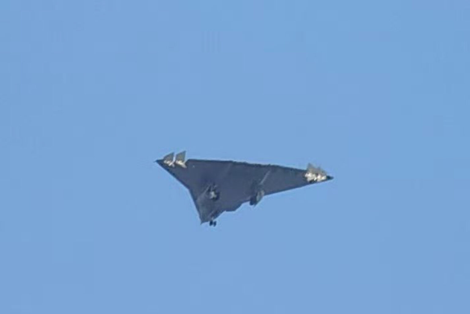 चीन का कथित छठी पीढ़ी का लड़ाकू विमान आसमान में उड़ा