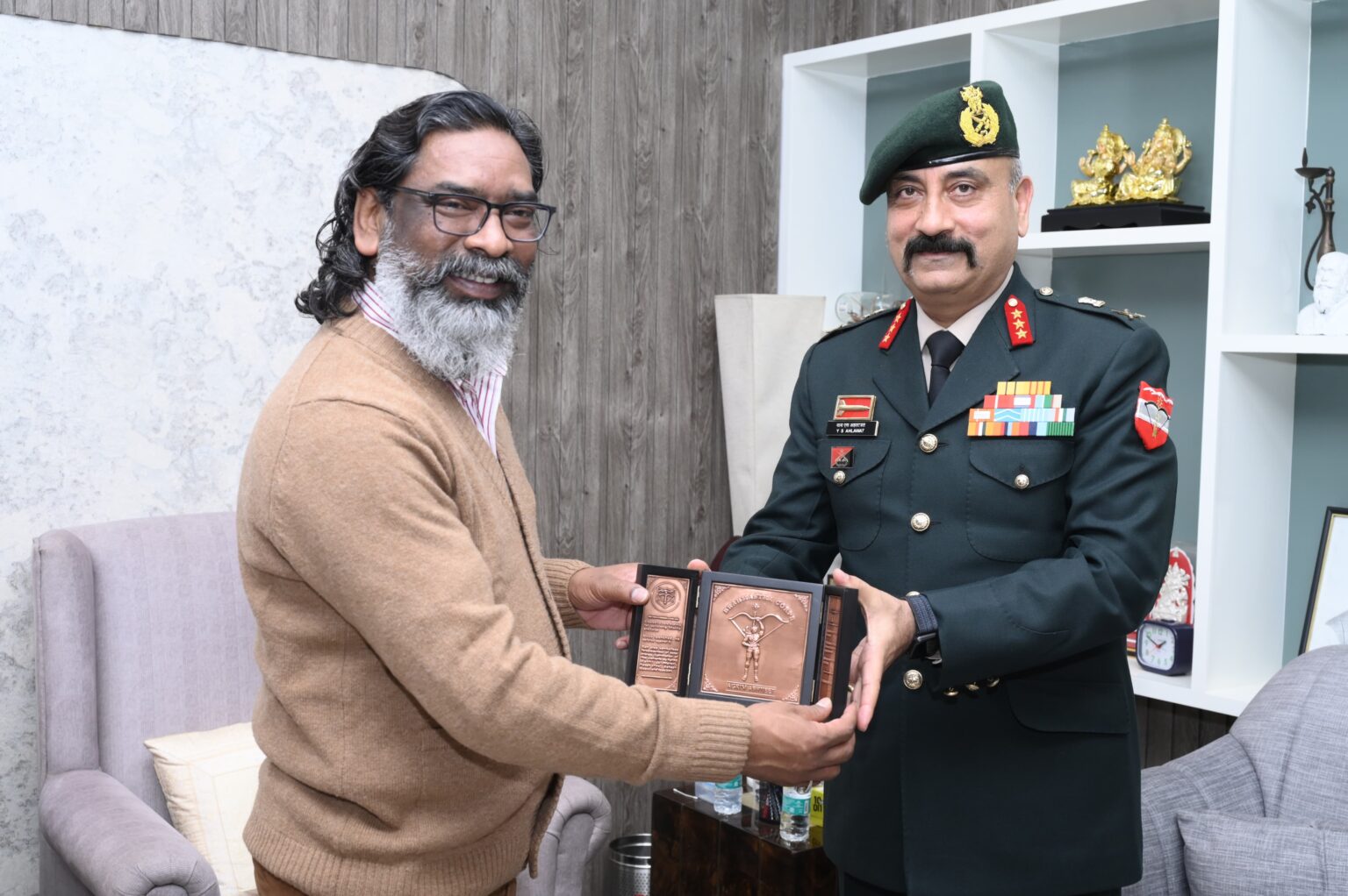 मुख्यमंत्री से लेफ्टिनेंट जनरल ने की मुलाकात