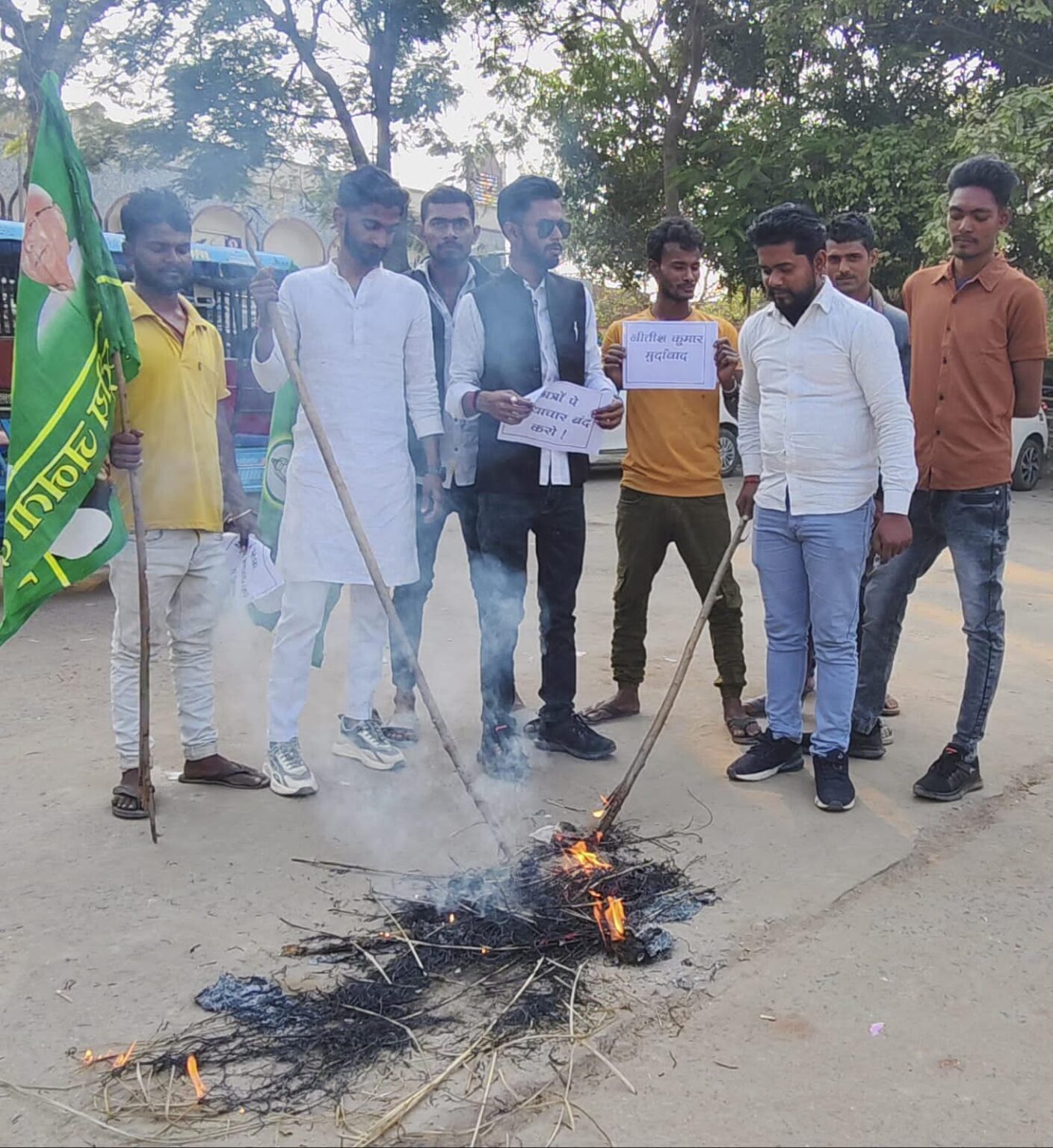 छात्र राजद ने जलाया मुख्यमंत्री का पुतला