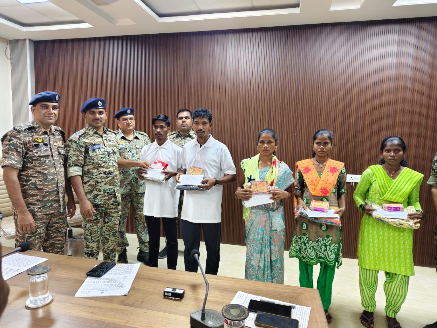 छत्तीसगढ़ में एक नक्सल दंपति सहित पांच हार्डकोर नक्सलियों ने किया आत्मसमर्पण