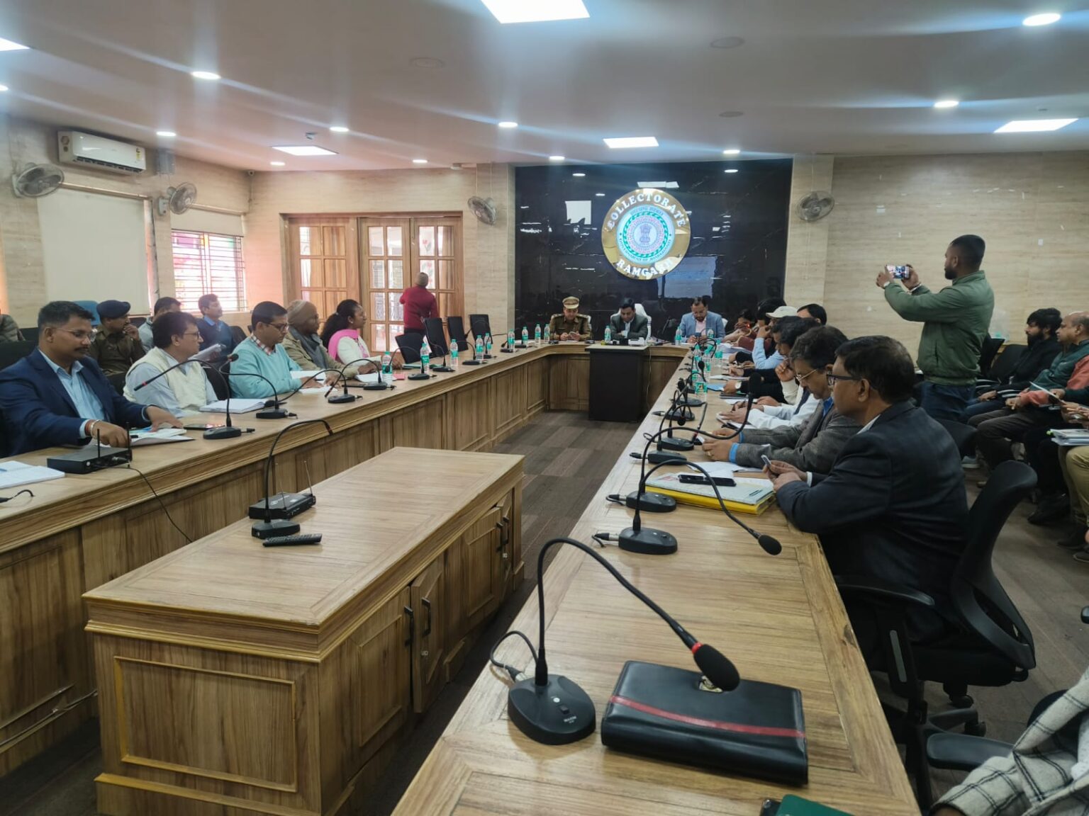 सीसीएल के जीएम तत्काल बंद कराएं अवैध मुहाने, कोयला तस्करों पर हो कार्रवाई: डीसी