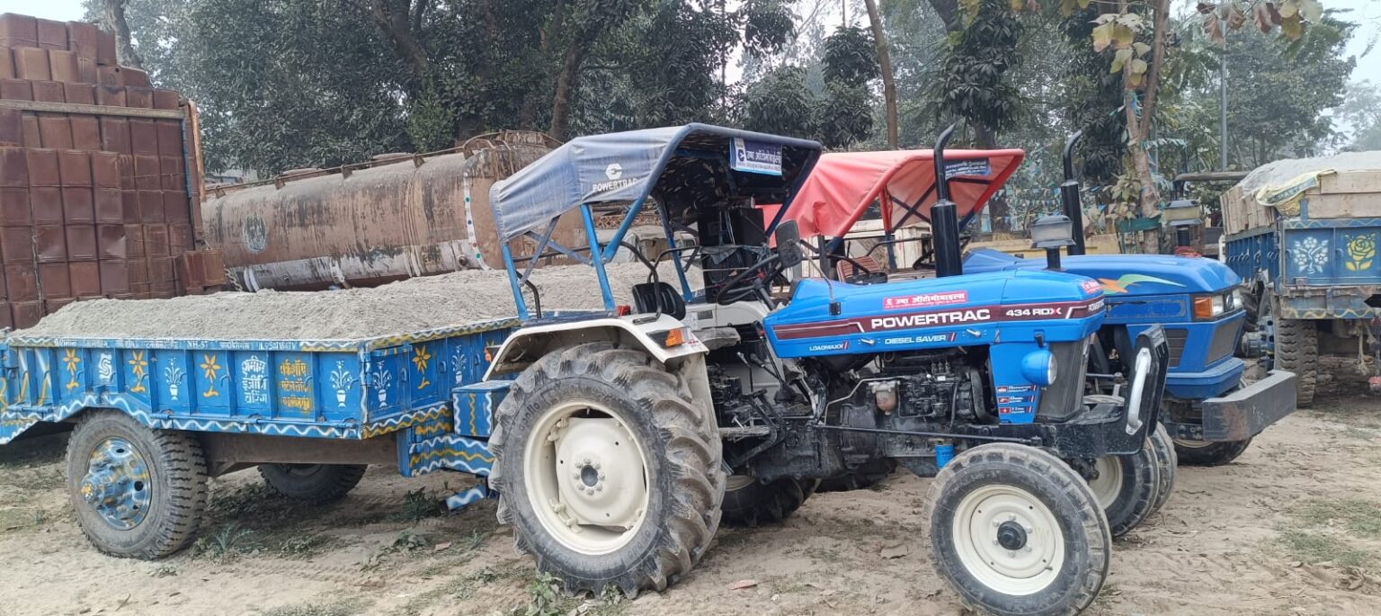 अवैध खनन मामले में बालू लदे दो ट्रैक्टर को पुलिस ने किया जब्त