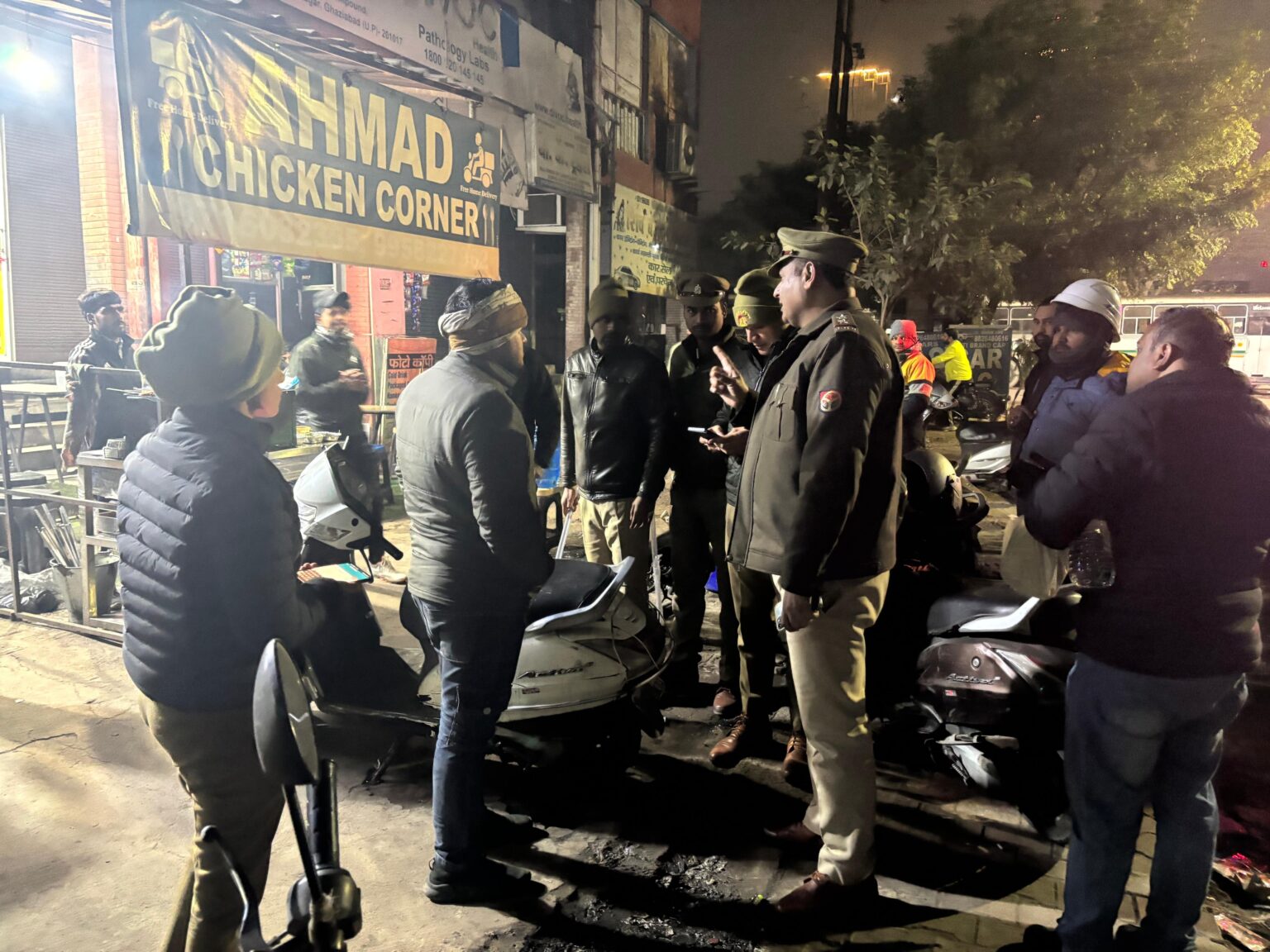 दो घंटे चला पुलिस का डंडा, खुले में शराब पी रहे 456 शराबियों ने हवालात में काटी सर्दी की रात