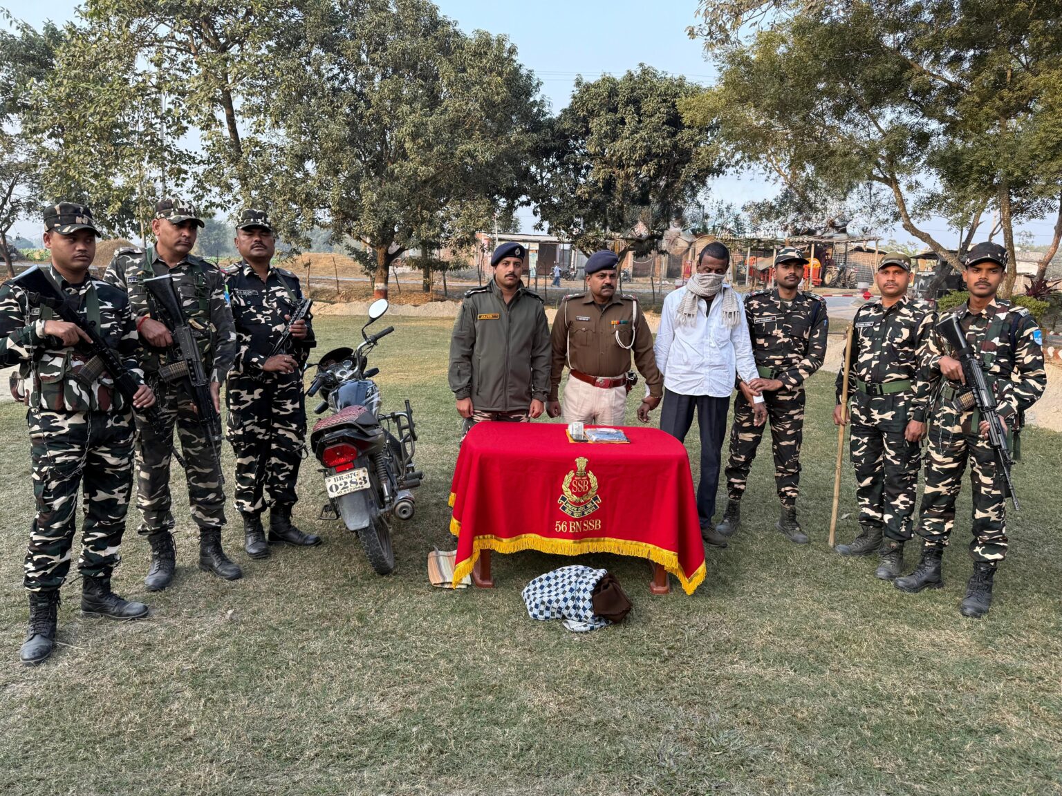 एसएसबी और पुलिस ने 1.7 किलो अफीम, 40 ग्राम ब्राउन शुगर के साथ एक तस्कर को किया गिरफ्तार