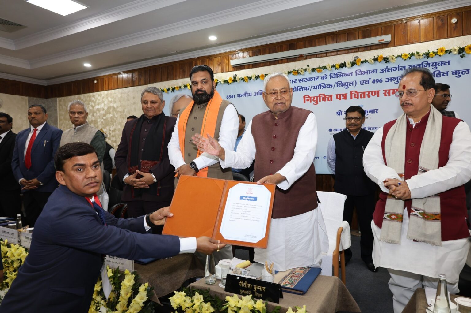 मुख्यमंत्री ने 6,837 नवनियुक्त कनीय अभियंताओं एवं अनुदेशकों काे नियुक्ति पत्र सौंपा