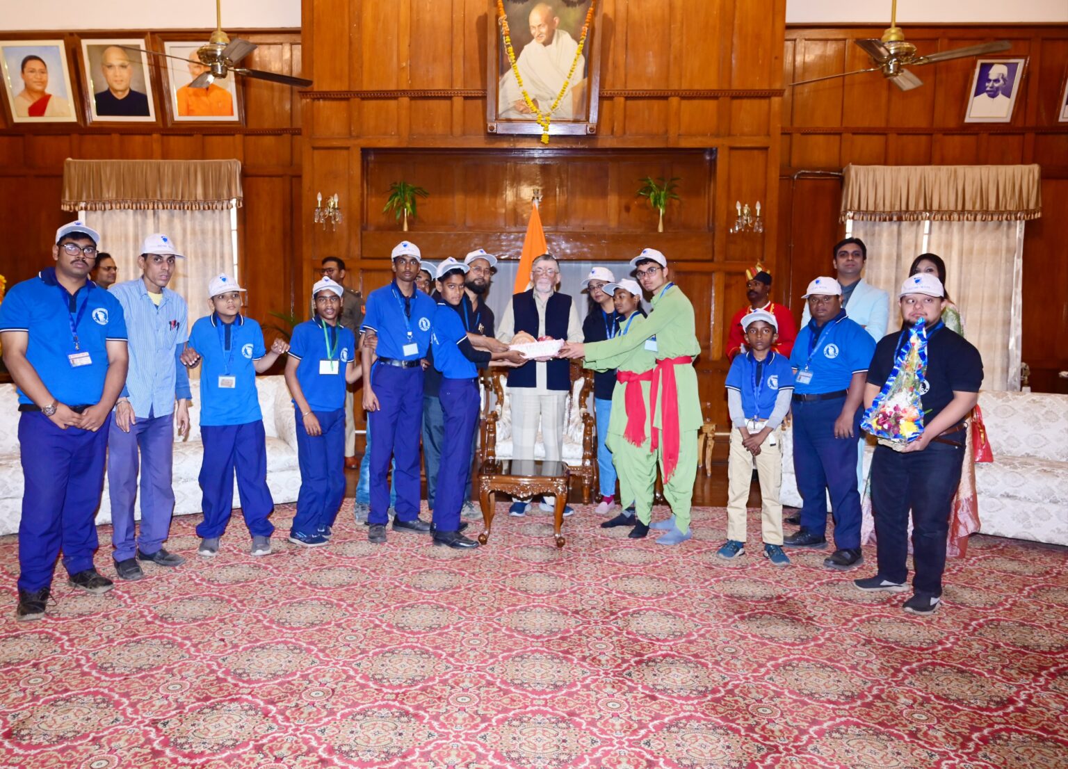 राज्यपाल संतोष गंगवार से मिला ‘पहला कदम’ दिव्यांग स्कूल का दल