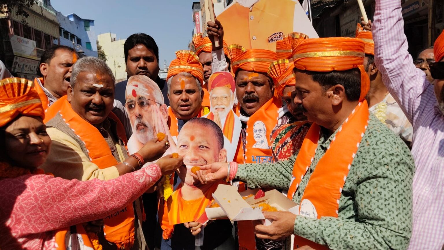 भाजपा की जीत पर वाराणसी में नगाड़े की थाप पर जश्न