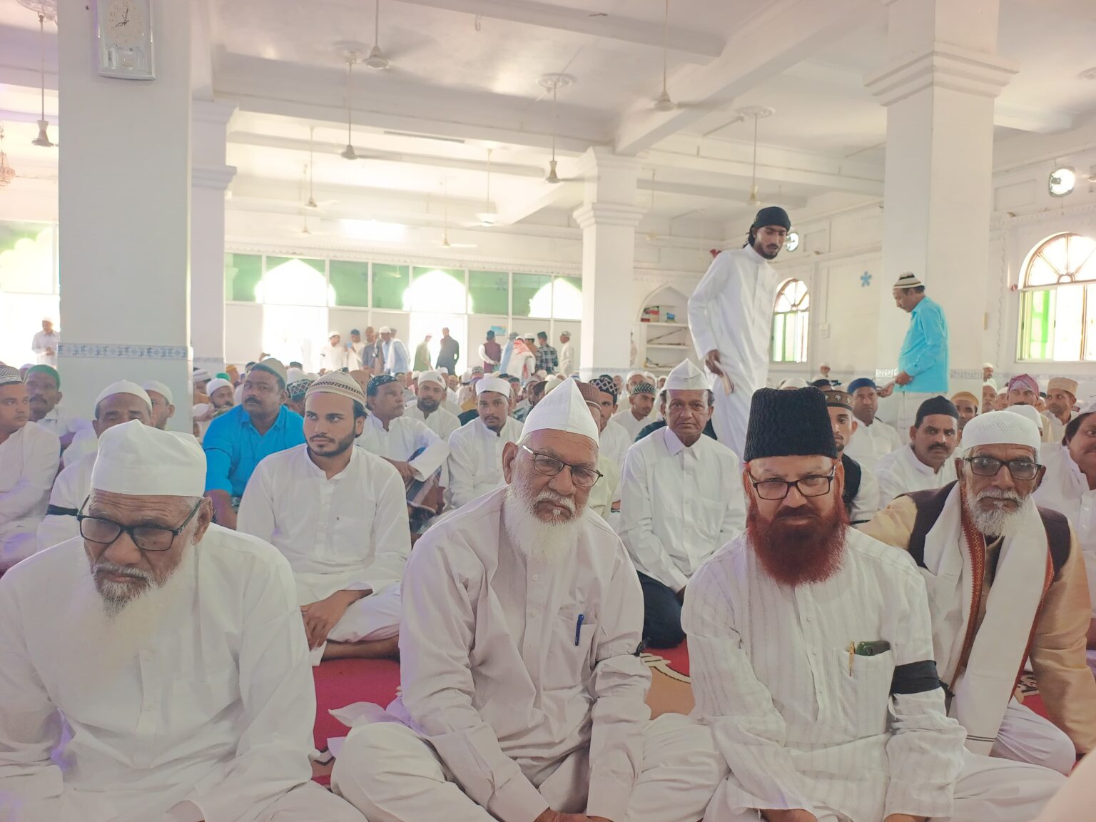 वक्फ संशोधन बिल के खिलाफ मुस्लिम समुदाय ने काली पट्टी बांधकर अदा की नमाज