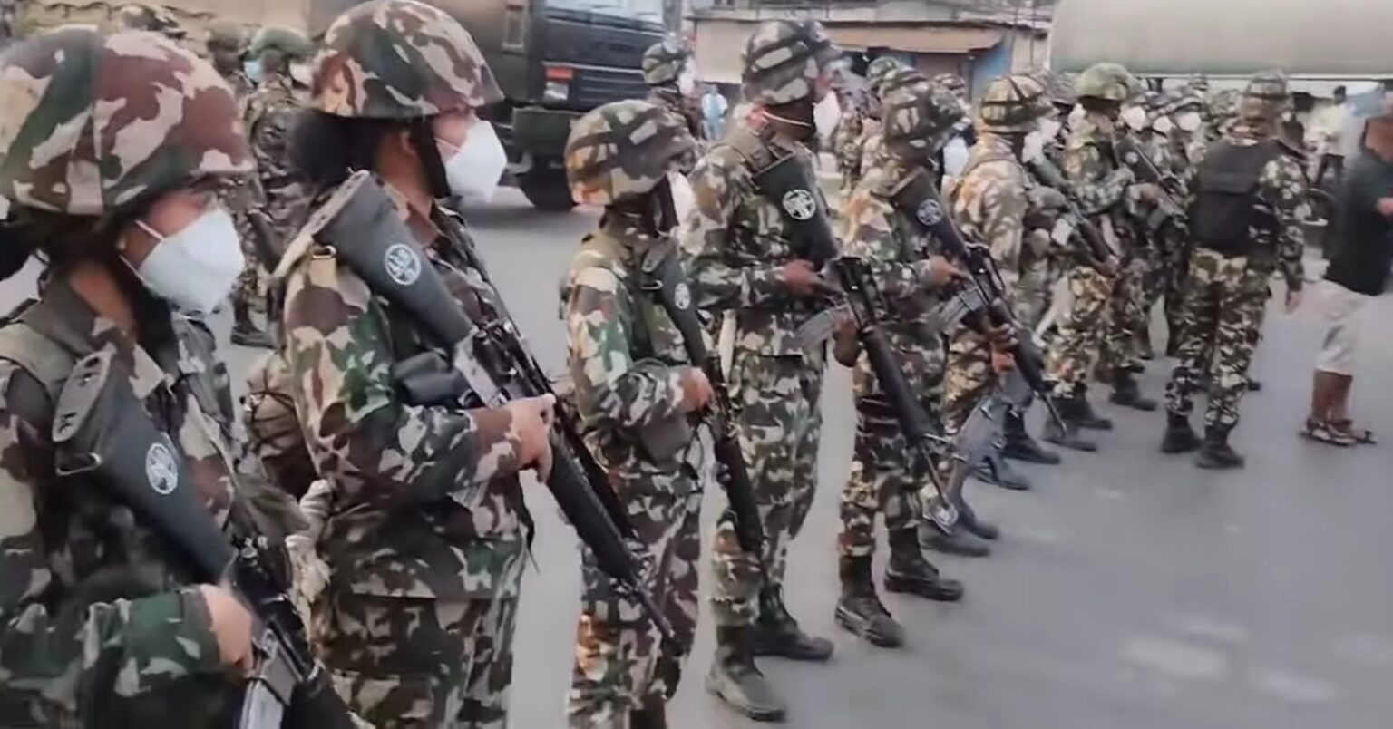 राजशाही समर्थकों के उग्र और अनियंत्रित भीड़ का तांडव, कर्फ्यू के बीच सेना ने संभाला मोर्चा