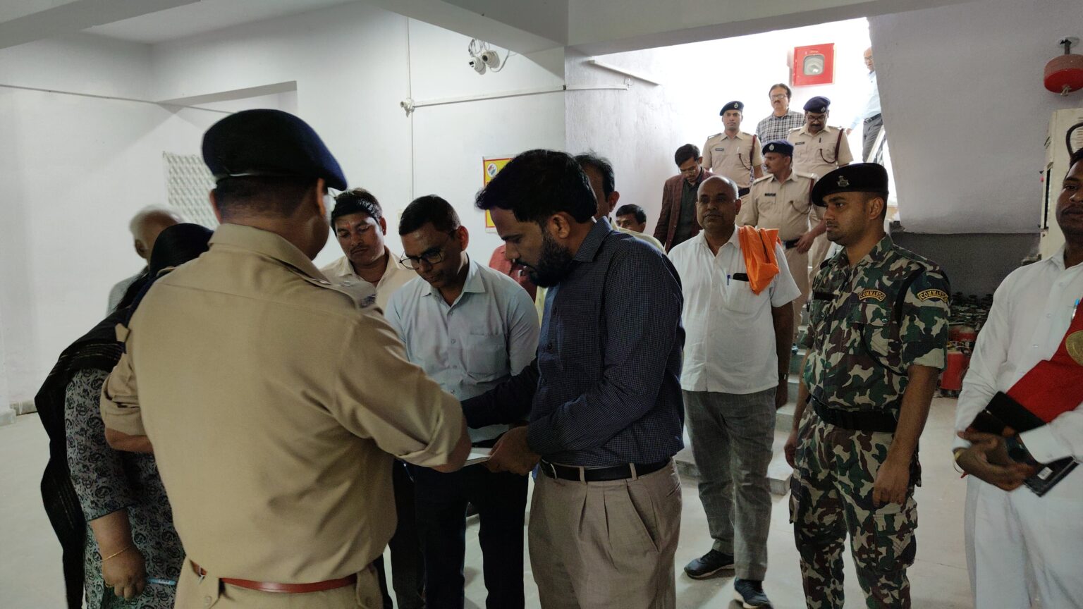 पांच कराेड़ की लगत से निर्मित जमींदारी बांध का डीएम ने लिया जायजा