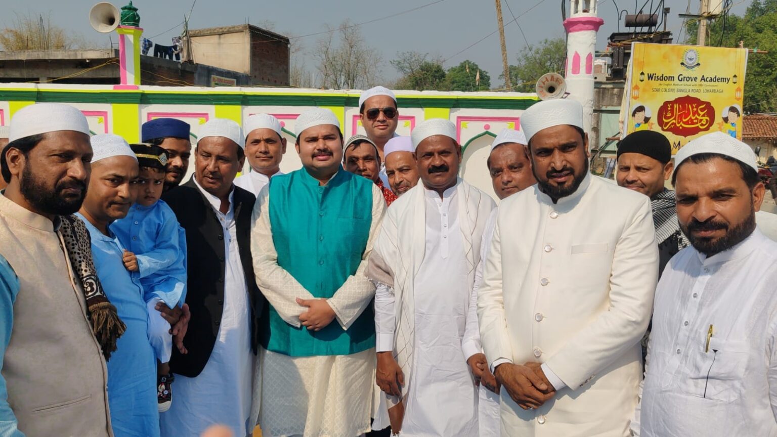 नमाजियों ने ईद की नमाज अदा कर अमन-चैन और खुशहाली की मांगी दुआ