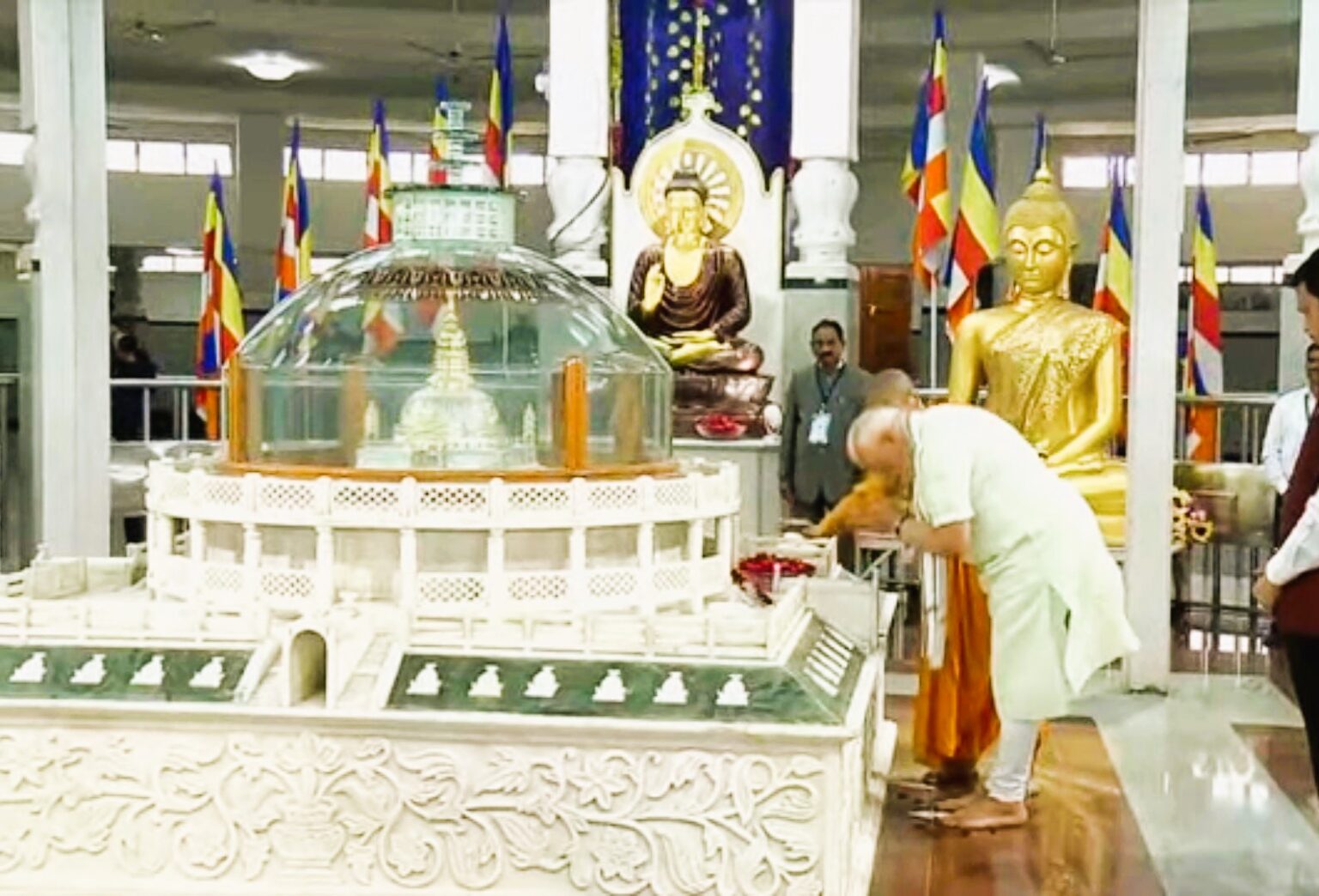 प्रधानमंत्री ने किया दीक्षा भूमि को नमन