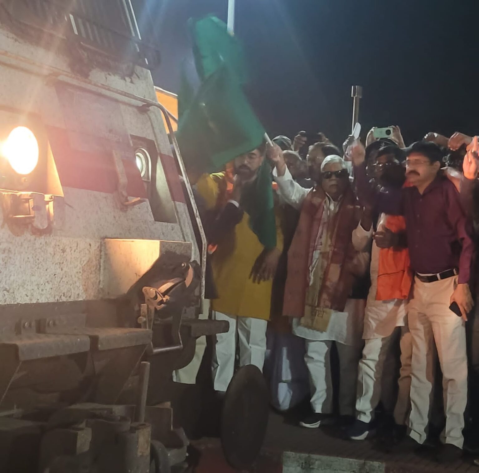 नगर उंटारी रेलवे स्टेशन पर राजधानी एक्सप्रेस का ठहराव,सांसद ने दिखाई हरी झंडी