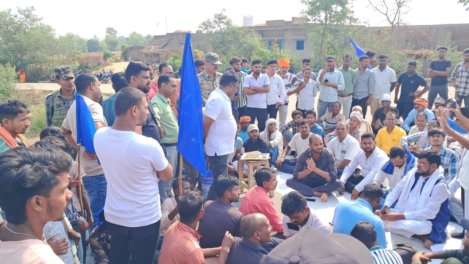 अंबेडकर की प्रतिमा चोरी हो जाने पर भड़के लोग, सड़क जाम कर प्रदर्शन