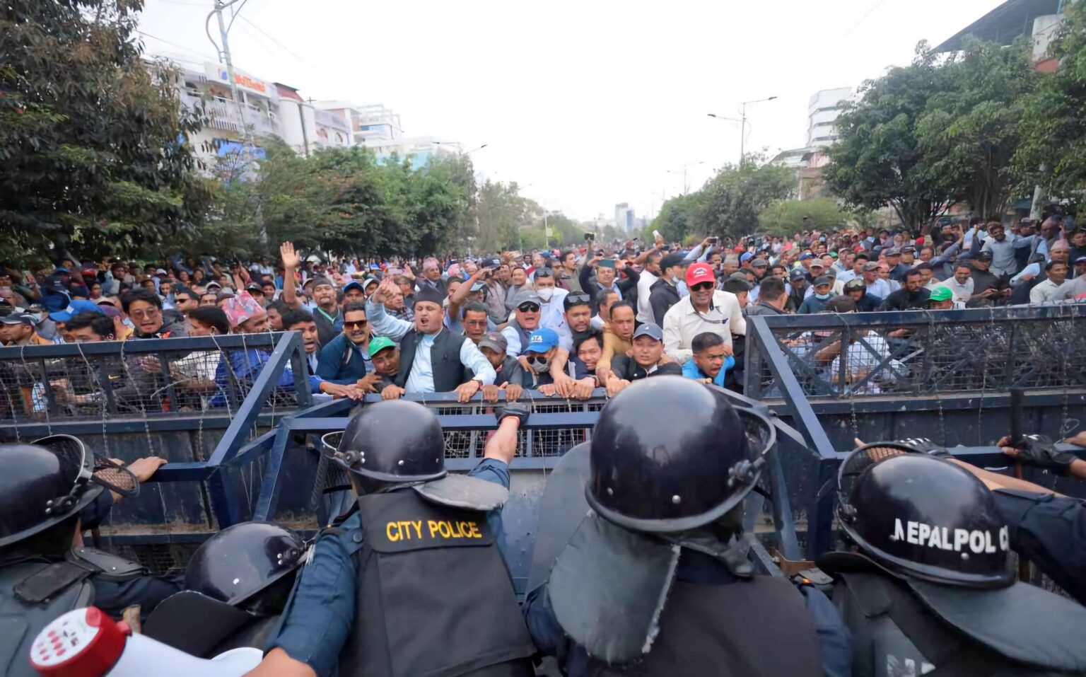 नेपाल : पुलिस के साथ हड़ताली शिक्षकों की हिंसक झड़प, 63 शिक्षक घायल