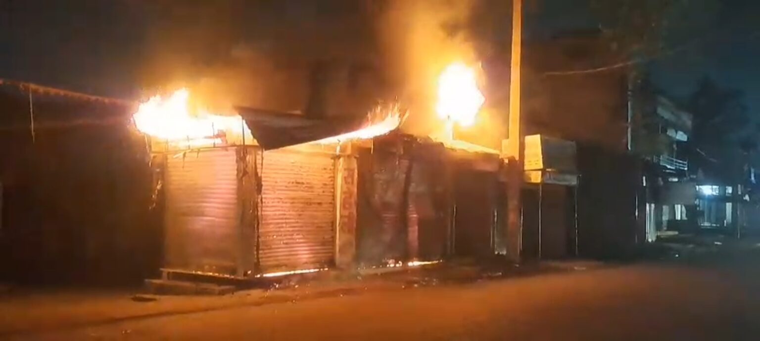 शॉर्ट सर्किट से भुरकुंडा के दो दुकानों में लगी भीषण आग