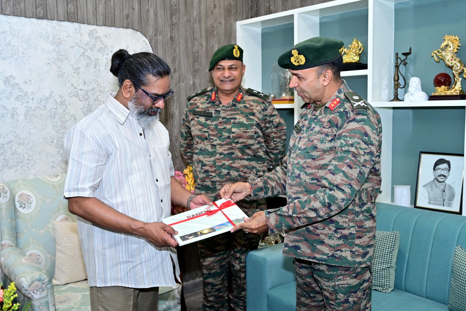 मुख्यमंत्री हेमंत साेरेन से दो मेजर जनरल ने की मुलाकात