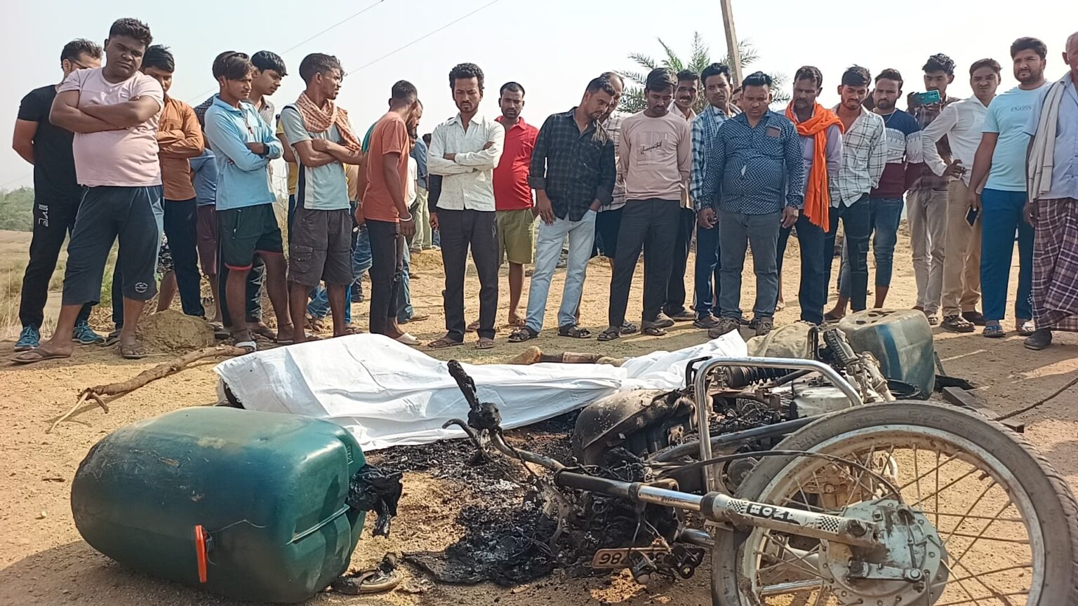 हैदरनगर में 11 हजार वोल्ट तार की चपेट में आने से जिंदा जले पिता- पुत्र, सड़क जाम