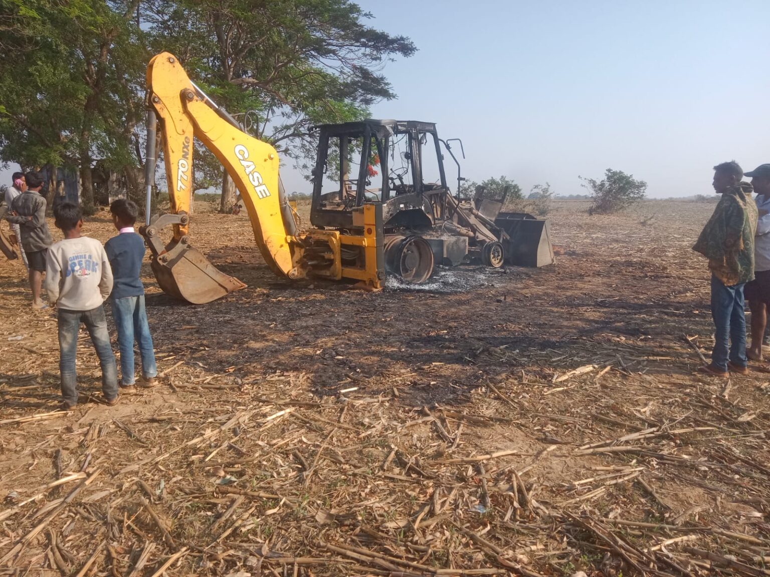 माओवादियों ने वाहनों को जलाया ,मुंशी की गोली मारकर हत्या