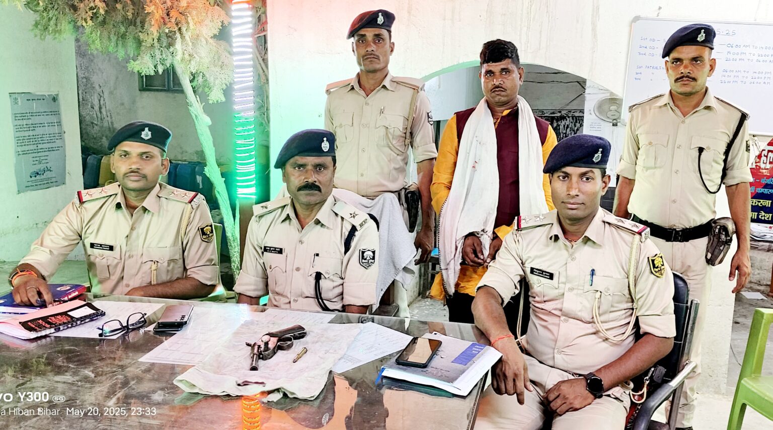 आर्केस्ट्रा में अवैध हथियार लहराने वाला आरोपी गिरफ्तार