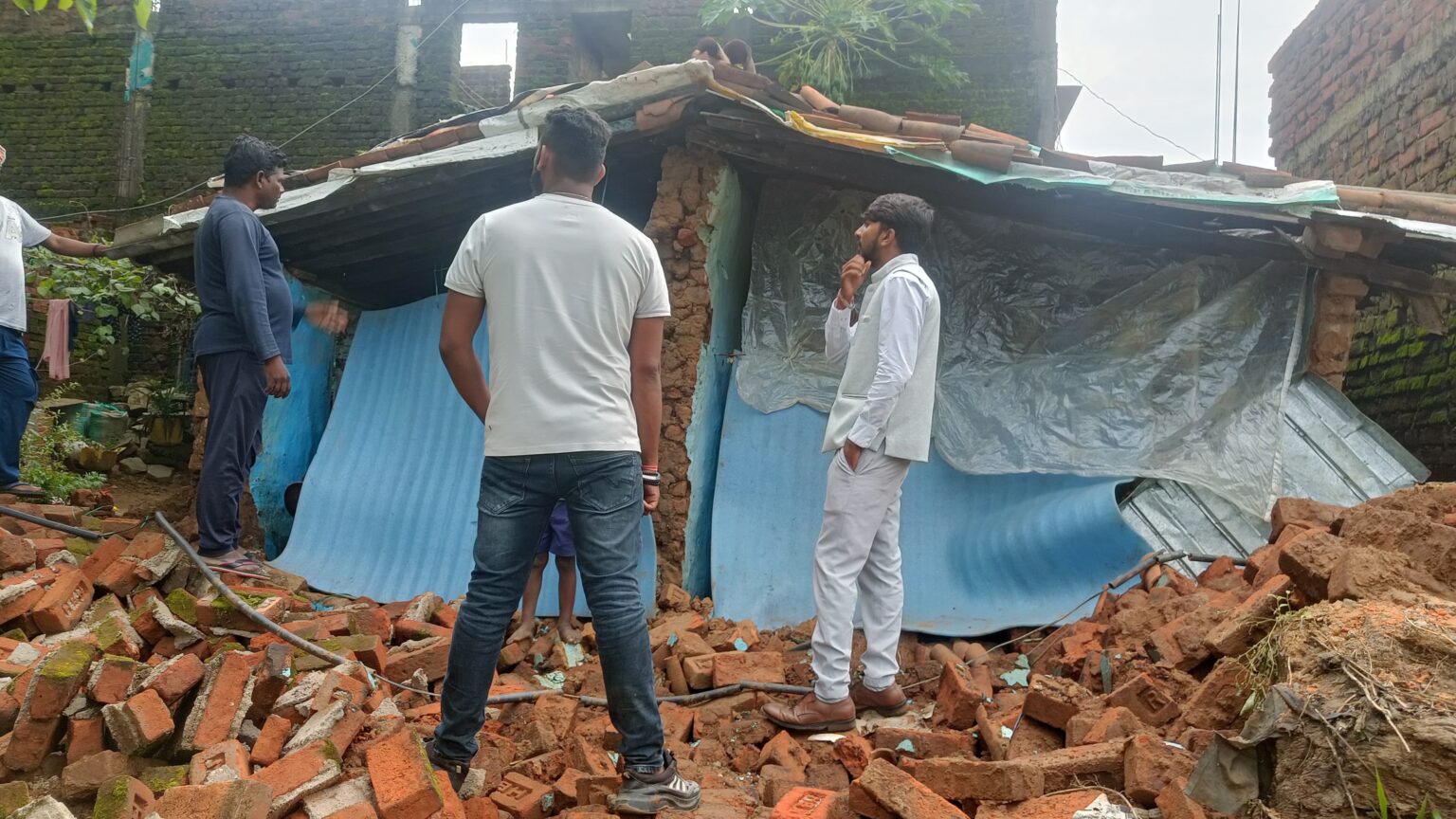 झामुमो नेताओं ने लिया ध्वस्त हुए मकान का जायजा