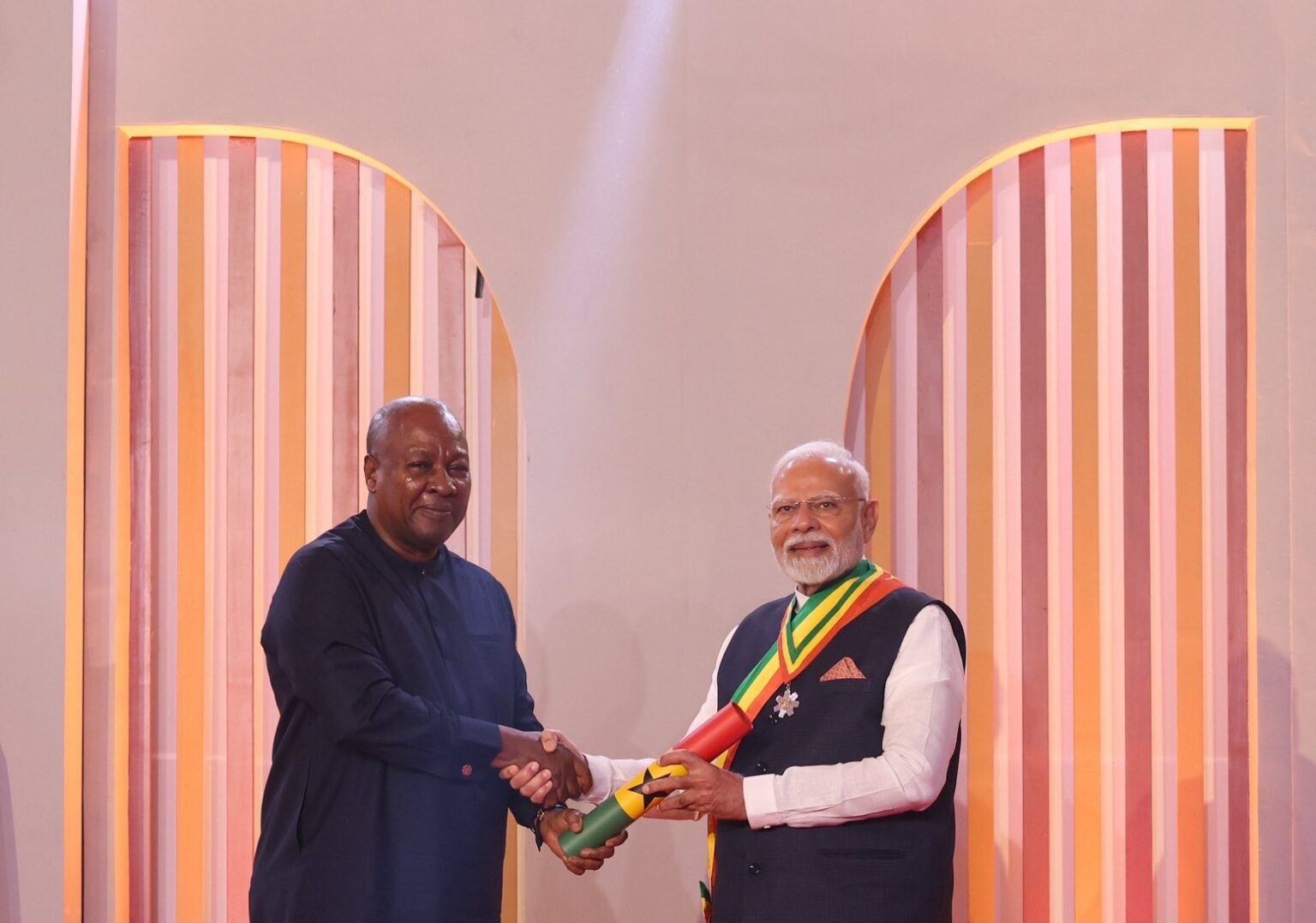 भारत-घाना संबंधों को मिली नई ऊंचाई, प्रधानमंत्री मोदी को वहां के सर्वोच्च नागरिक सम्मान से नवाजा गया