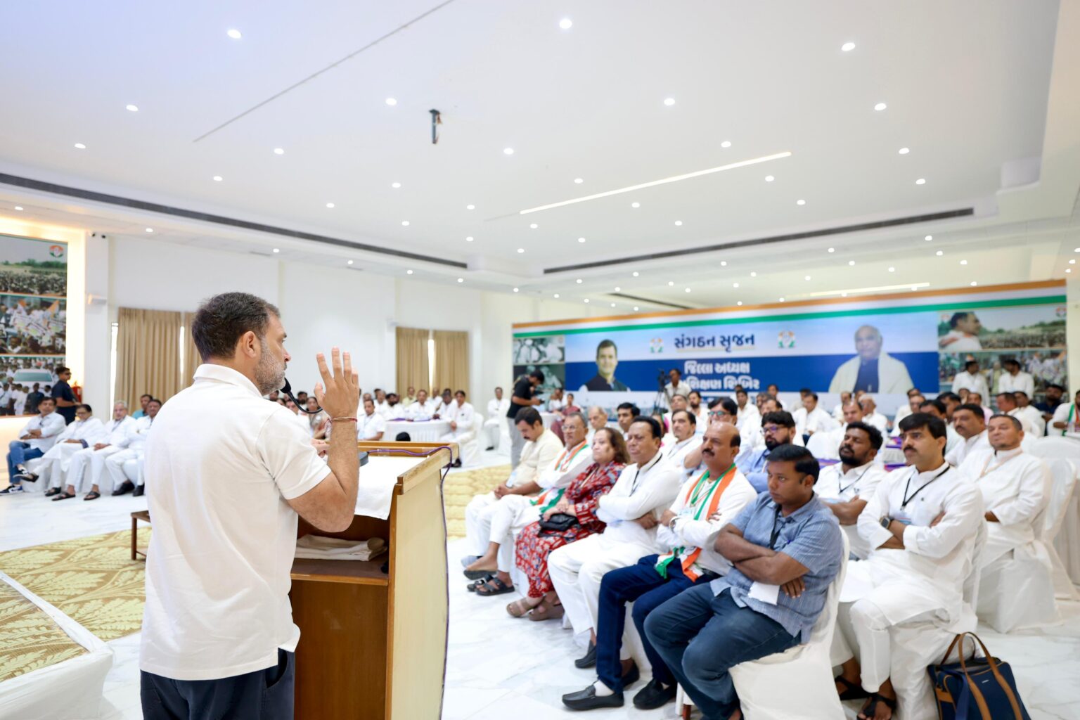 राहुल गांधी ने आणंद में नवनियुक्त जिला कांग्रेस अध्यक्षों के प्रशिक्षण शिविर का किया उद्घाटन