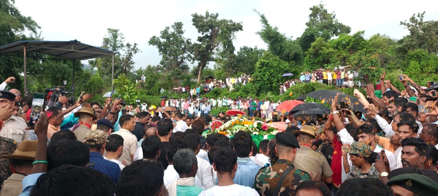 शिबू सोरेन का पार्थिव शरीर पंचतत्व में विलीन, पुत्र हेमंत सोरेन ने दी मुखाग्नि