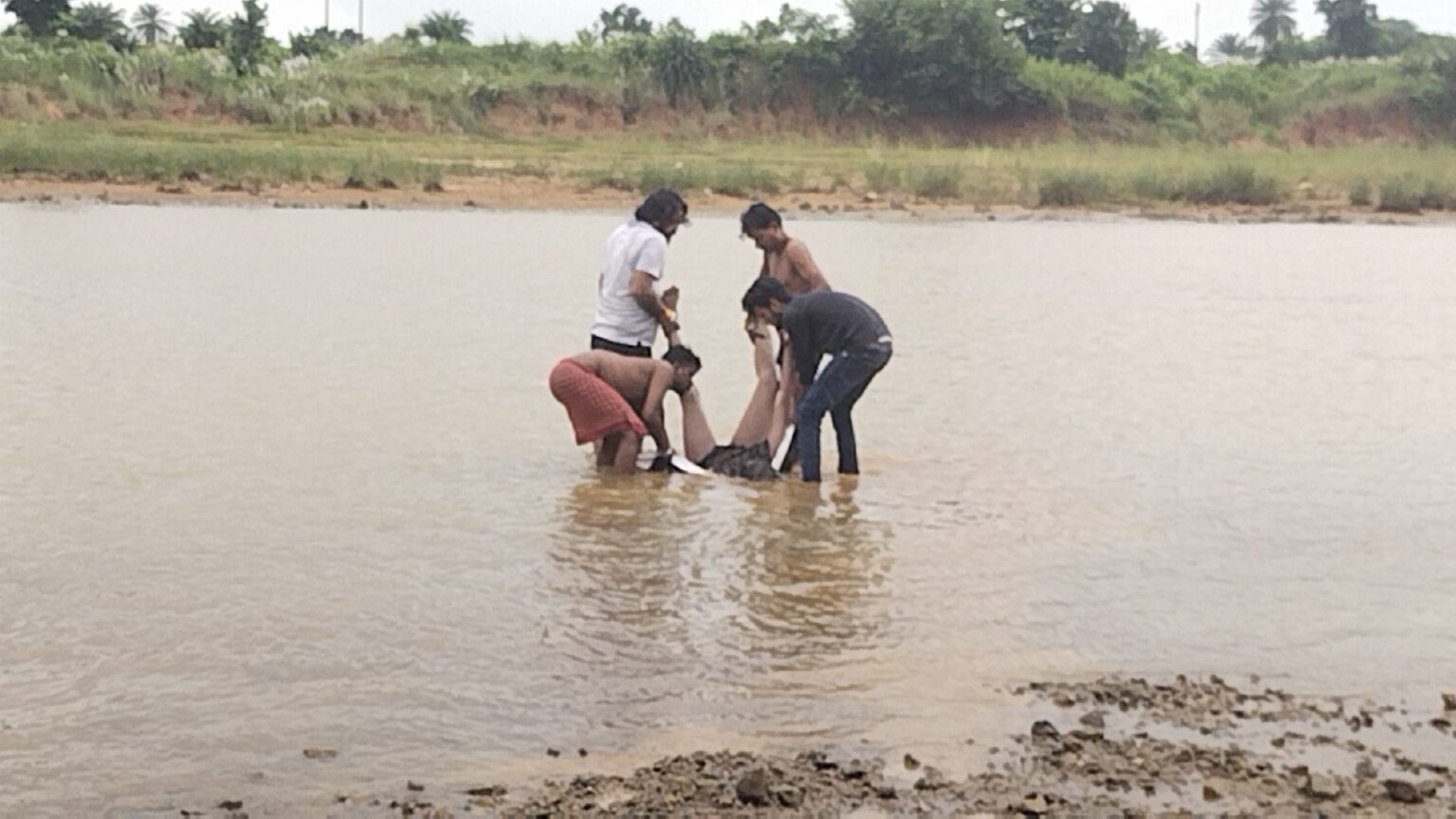 मयूराक्षी नदी में नहाने के दौरान चार युवक डूबे, एक का शव बाहर निकला, अन्य की तलाश जारी