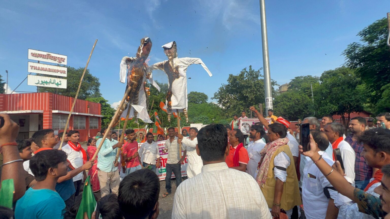 भागलपुर में राहुल गांधी और तेजस्वी यादव का पुतला जलाया