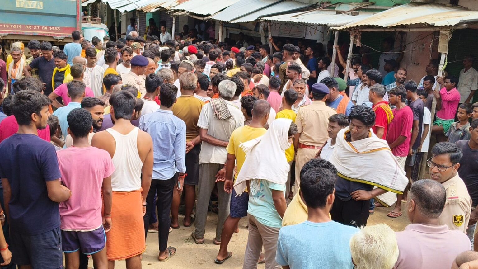 हाइवा की चपेट में आने से वृद्ध की मौत, आगजनी कर 2 घंटे किया सड़क जाम