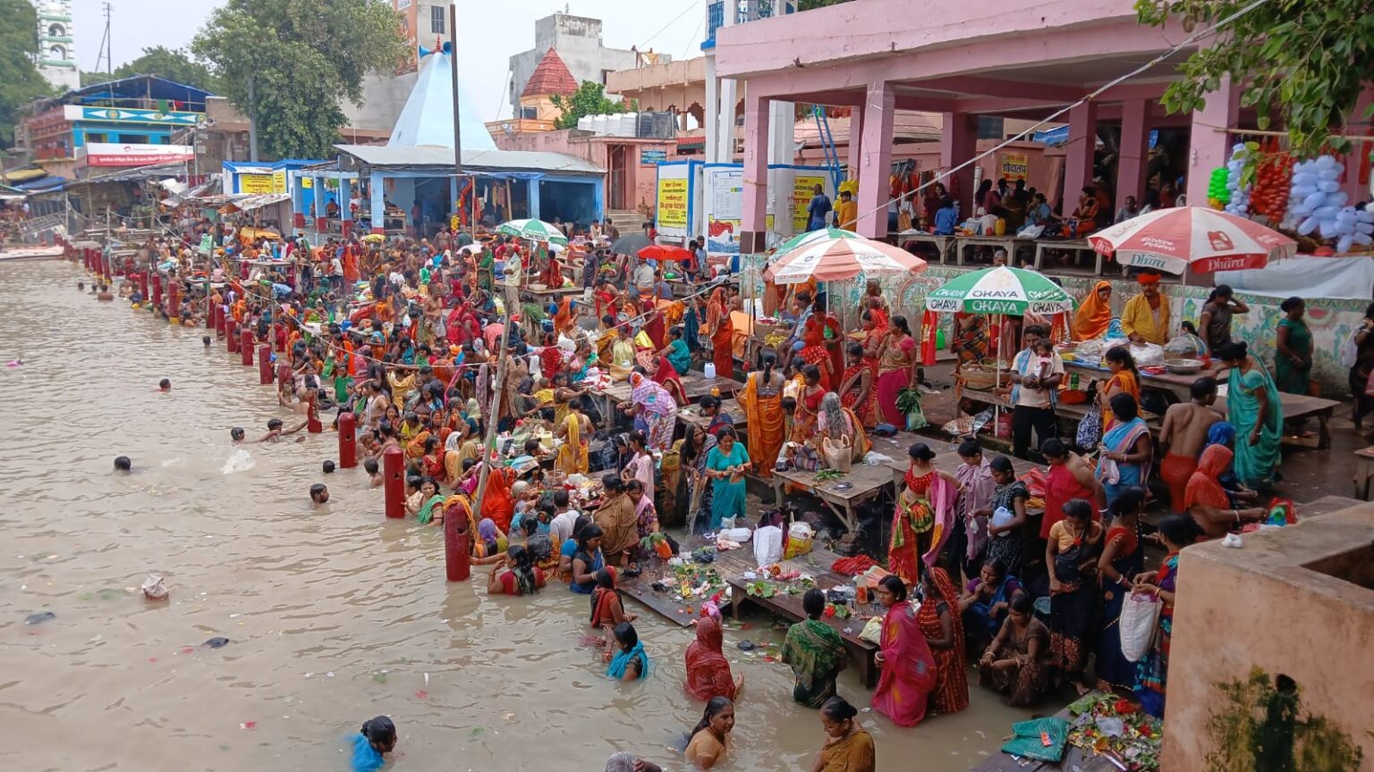 जितिया पर्व को लेकर गंगा घाटों पर उमड़ी महिला श्रद्धालुओं की भीड़