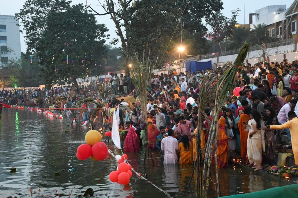 झारखंड में उगते सूर्य को अर्घ्य देने के साथ छठ महापर्व संपन्न
