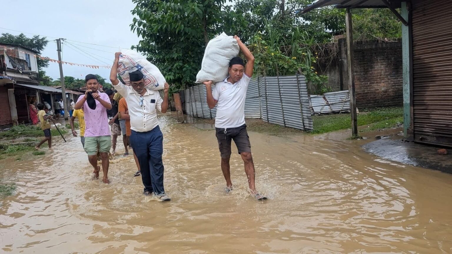 उत्तर बंगाल के बाढ़ग्रस्त इलाके में राष्ट्रीय स्वयंसेवक संघ के स्वयंसेवक बने संकटमोचक