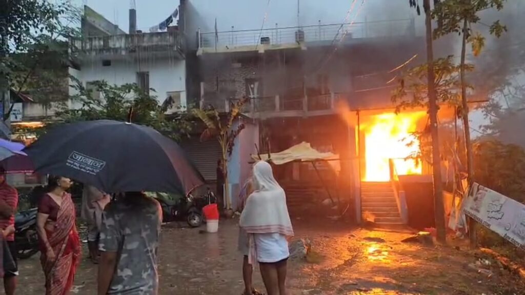 किराना दुकान और गोदाम में लगी भीषण आग, लाखों के सामान जलकर राख