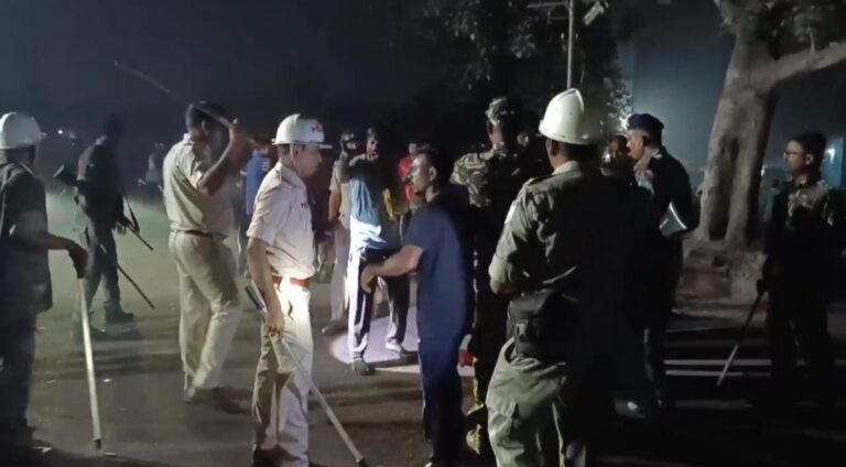 हाइवा मालिक और जेएलकेएम नेता के बीच हिंसक झड़प, पुलिस ने किया लाठीचार्ज