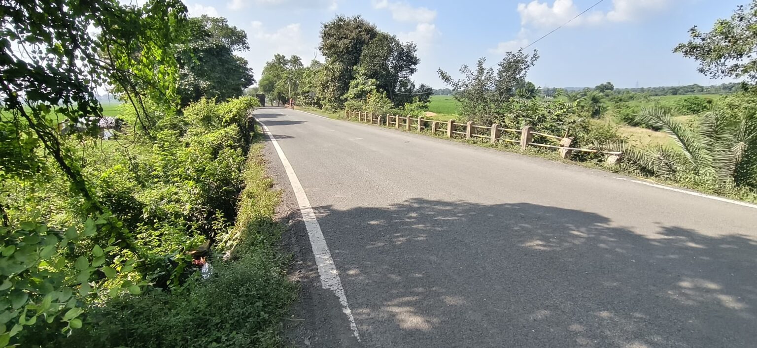 हिरणपुर-पाकुड़ मुख्य मार्ग पर टूटी रेलिंग बनी जानलेवा