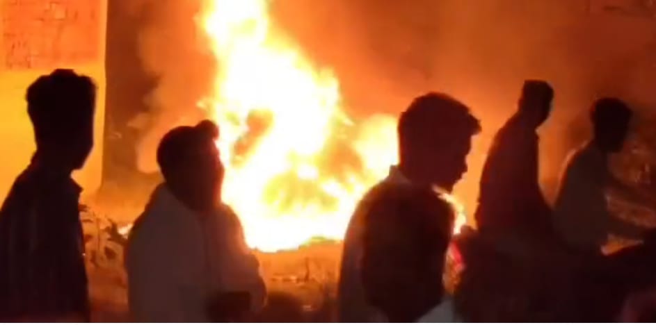 सरायकेला में पशु तस्करी का प्रयास विफल, ग्रामीणों ने पशुओं को मुक्त कराकर वाहन में लगाई आग
