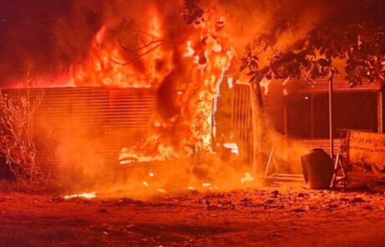 गैराज में लगी आग में नौ बाइक सहित लाखों का सामान जलकर राख