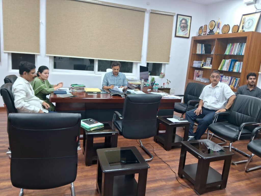 सिविल सर्जन करें ब्लड सेंटर्स की जांच, भेंजे रिपोर्ट : सचिव