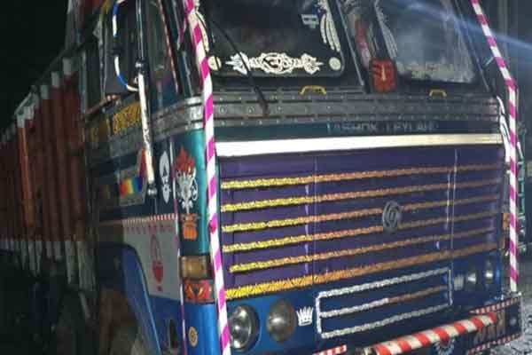 लोअर बाजार से भारी मात्रा में प्रतिबंधित मांस जब्त, दो ट्रक पकड़े गये