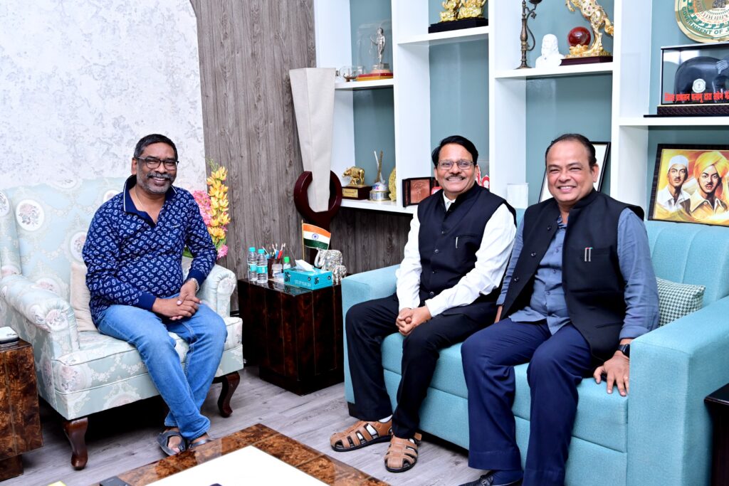 मुख्यमंत्री से प्रदेश कांग्रेस प्रभारी और स्वास्थ्य मंत्री ने की मुलाकात