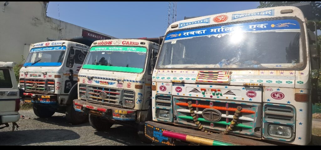अवैध बालू लदा तीन हाईवा जब्त