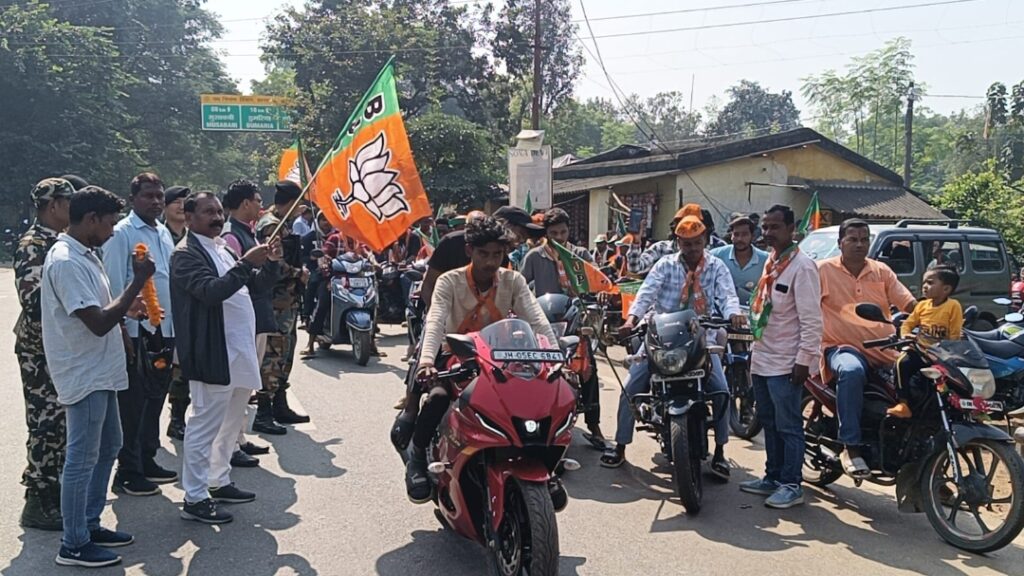 घाटशिला उपचुनाव : पूर्व मुख्यमंत्री मधु कोड़ा ने मुसाबनी में निकाली बाइक रैली