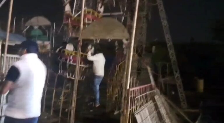 छठ मेले में बड़ा हादसा, झूला टूटने से तीन घायल